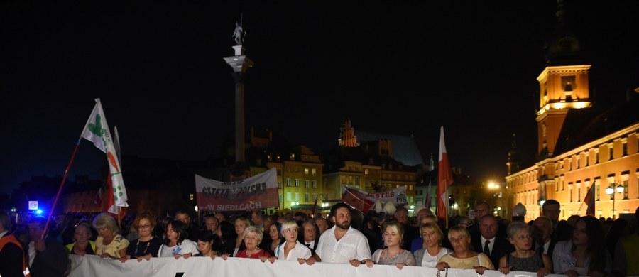 Zwyciężyliśmy, choć przed nami jeszcze wiele niebezpieczeństw - powiedział Jarosław Kaczyński w sobotę 10 września, w 77 miesięcznicę katastrofy smoleńskiej. Prezes PiS podkreślił, że już niedługo do chwili, gdy przed Kancelarią Prezydenta staną dwa pomniki - Smoleński oraz Lecha Kaczyńskiego.