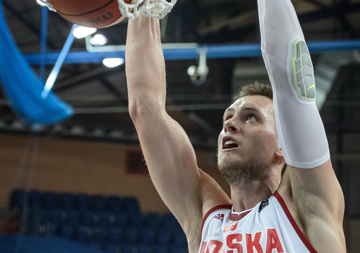 Reprezentacja Polski koszykarzy po czwartym z rzędu zwycięstwie, tym razem na wyjeździe nad Portugalią 81:74 (25:24, 20:12, 17:21,19:17), prowadzi w tabeli grupy D eliminacji mistrzostw Europy 2017. Biało-czerwoni mają komplet wygranych.
