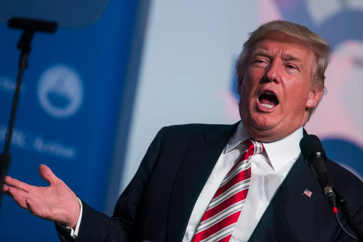 Kandydatka Demokratów w wyborach prezydenckich w USA Hillary Clinton częściowo wycofała się ze swej kontrowersyjnej wypowiedzi o zwolennikach swojego konkurenta Donalda Trumpa. "Połowę zwolenników Trumpa można zakwalifikować jako tych, których ja nazywam ludźmi godnymi pożałowania – to rasiści, ksenofobi, seksiści, homofobi, islamofobi i inni tego rodzaju. Niestety, są tacy ludzie i Trump ich wywyższył" - powiedziała Clinton na spotkaniu z działaczami organizacji LGBT w Nowym Jorku.