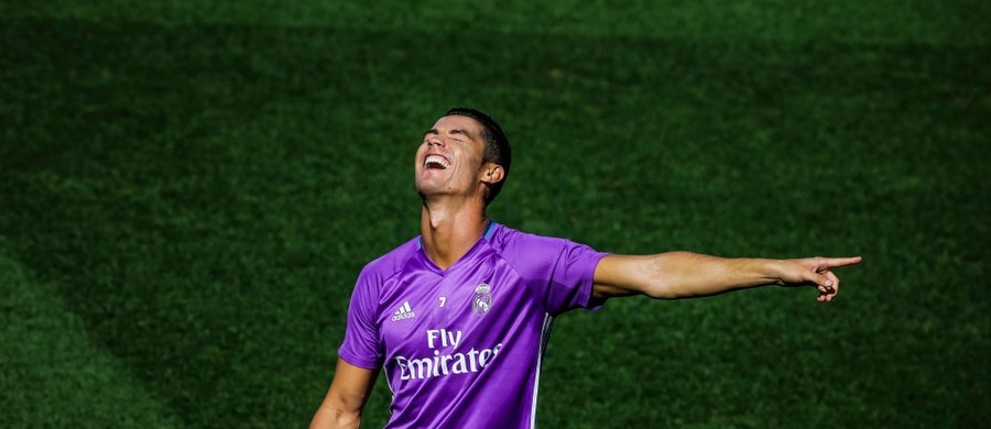 Portugalczyk Cristiano Ronaldo powiedział, że gdyby był prezesem Realu Madryt to... dałby sobie 10-letni kontrakt z "Królewskimi". "Nie myślę o niczym innym, jak o zakończeniu kariery sportowej w Realu" - podkreślił słynny napastnik, któremu umowa wygasa w 2018 r.