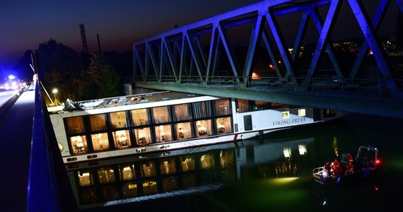 Pływający hotel uderzył w most. Dwie osoby nie żyją, ewakuowano 180 pasażerów - Świat Dwóch członków załogi pływającego hotelu zginęło, gdy w nocy na kanale Men-Dunaj statek uderzył w most - poinformował rano rzecznik policji. Do wypadku doszło w Erlangen w Bawarii.