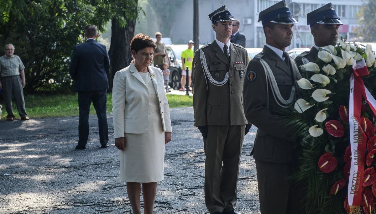 ​Premier Beata Szydło oddała hołd polskim ofiarom ataku na World Trade Center. Złożyła wieniec przed znajdującą się w warszawski Parku Skaryszewskim płytą pamięci Polaków poległych 11 września 2001 roku w Nowym Jorku.