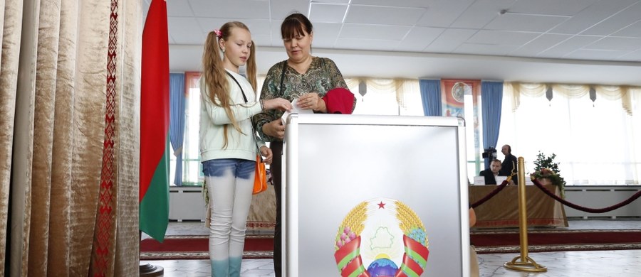 Dobrze zaopatrzone bufety i programy artystyczne uatrakcyjnią białoruskim wyborcom wyłanianie niższej izby parlamentu, Izby Reprezentantów. Głosowanie potrwa do godz. 20 (19 czasu polskiego). 