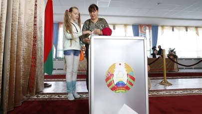 Białoruś: Bufety i programy artystyczne uatrakcyjniają wybory parlamentarne