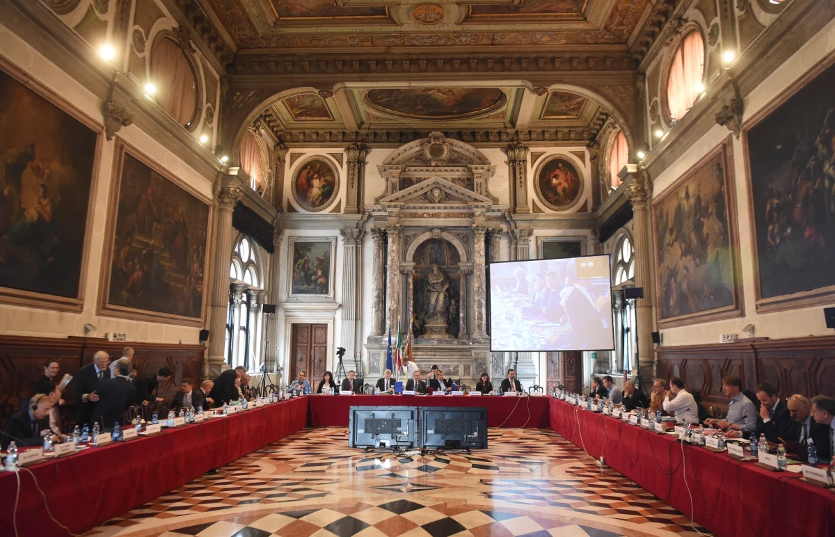 "Sprawa wizyty Komisji Weneckiej w Polsce jest wydarzeniem bez znaczenia" – powiedział prezes PiS Jarosław Kaczyński. Ocenił, że brak obiektywizmu komisji i ignorowanie przez nią polskiego prawa nakazuje gremium to traktować „z bardzo znacznym dystansem”.