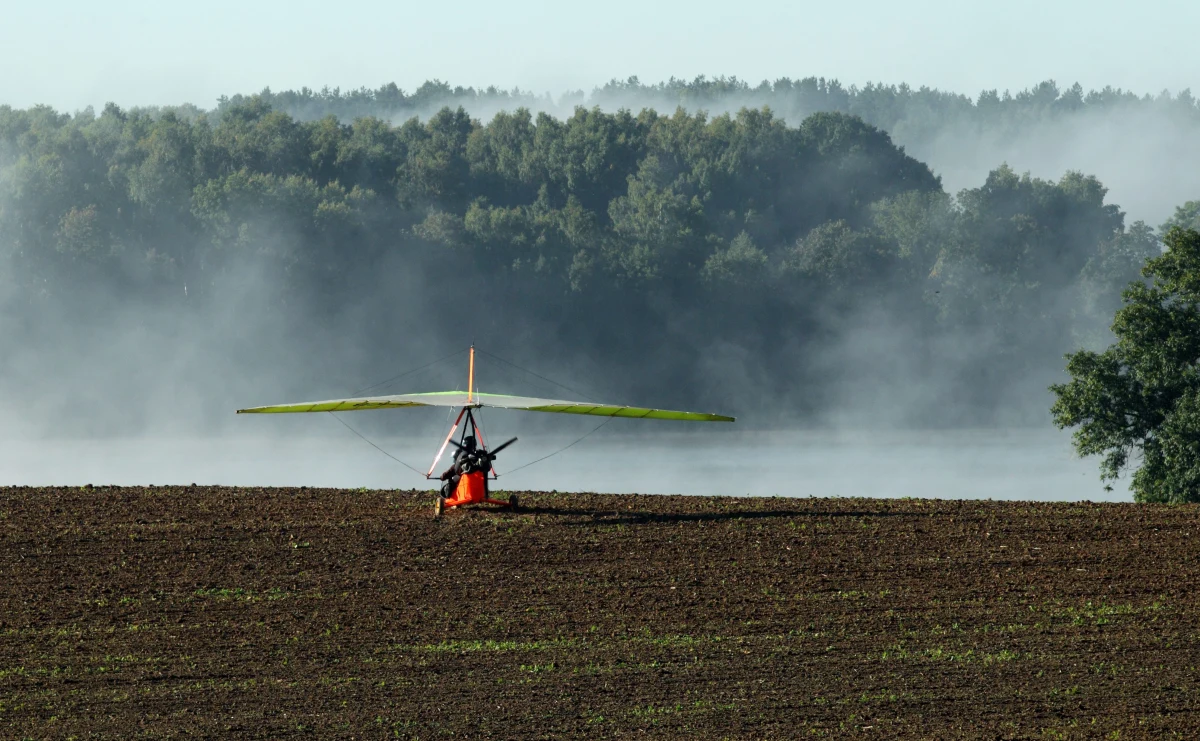 Nie żyje pilot motolotni, który spadł na pole niedaleko miejscowości Wróżewy w Wielkopolsce. Jak dowiedziała się nasza reporterka, motolotnia eksplodowała na ziemi. Mężczyzna zginął na miejscu. 