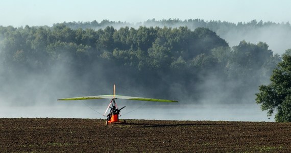 Nie żyje pilot motolotni, który spadł na pole niedaleko miejscowości Wróżewy w Wielkopolsce. Jak dowiedziała się nasza reporterka, motolotnia eksplodowała na ziemi. Mężczyzna zginął na miejscu. 