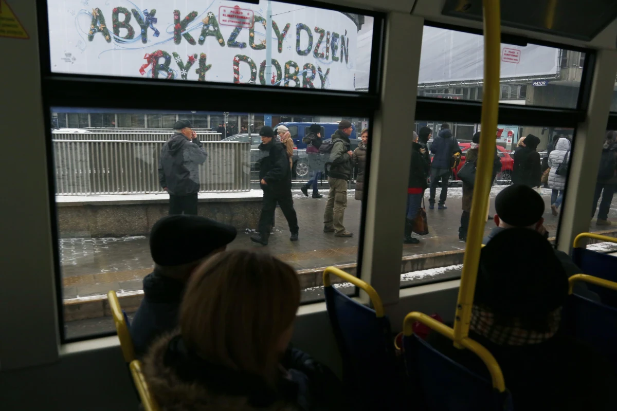 Z góry przepraszam, iż przy komentowaniu  sytuacji zgoła niewesołej, jaką jest pobicie kogoś za to, że rozmawiał w tramwaju ze znajomym w obcym języku, posłużę się fragmentem bardzo niegdyś popularnej piosenki Andrzeja Rosiewicza pt. „Najwięcej witaminy maja polskie dziewczyny”.