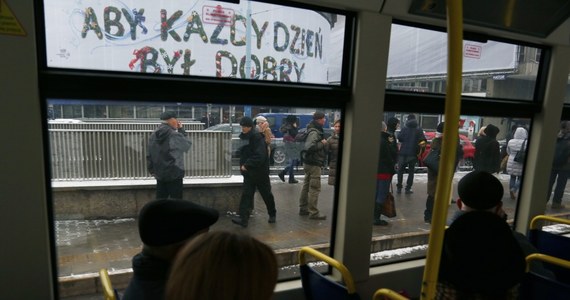 Z góry przepraszam, iż przy komentowaniu  sytuacji zgoła niewesołej, jaką jest pobicie kogoś za to, że rozmawiał w tramwaju ze znajomym w obcym języku, posłużę się fragmentem bardzo niegdyś popularnej piosenki Andrzeja Rosiewicza pt. „Najwięcej witaminy maja polskie dziewczyny”.