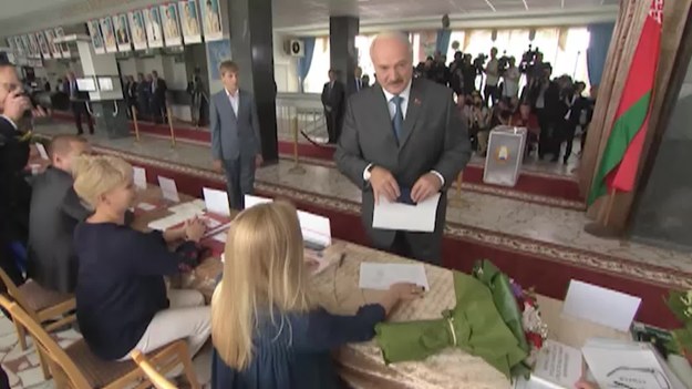 Alaksanrd Łukaszenka oddaje swój głos w wyborach parlamentarnych na Białorusi.