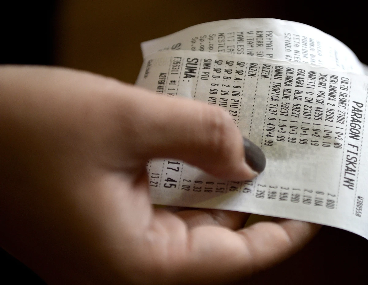 Ministerstwo Finansów postanowiło przedłużyć loterię paragonową o kolejne pół roku - do 31 marca 2017 roku. Poinformował o tym wiceszef resortu Leszek Skiba. Wiceminister wręczył też główną nagrodę - kluczyki do Opla Astra - zwycięzcy dotychczasowej edycji konkursu. 