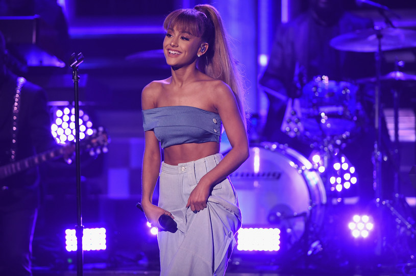 Ariana Grande była gościem w programie Jimmy'ego Fallona. Oprócz wykonania utworu "Side to Side" wzięła udział w specjalnej zabawie zorganizowanej przez prowadzącego. 