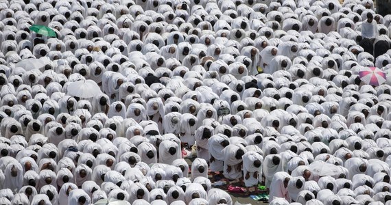 Prawie dwa miliony muzułmańskich pielgrzymów wzięło udział w symbolicznym kamienowaniu szatana w dolinie Mina. Rok temu podczas tego etapu pielgrzymki do Mekki doszło do tragedii, w której zginęło ponad 2 tys. osób.