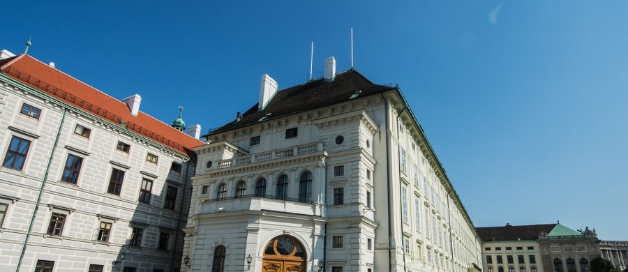 Powtórka drugiej tury wyborów prezydenckich w Austrii, planowana pierwotnie na 2 października, zostanie przełożona na 4 grudnia. Partie koalicyjne porozumiały się w tej sprawie z dwoma mniejszymi ugrupowaniami - poinformowała agencja APA. Powodem opóźnienia są wadliwe koperty z kartami do głosowania. 