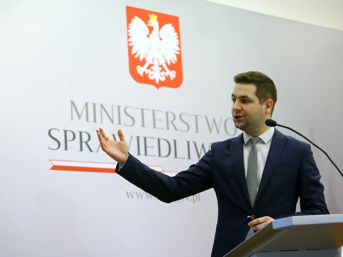 Wiceszef resortu sprawiedliwości Patryk Jaki powiedział PAP, iż oczekuje, że PO zawiesi posła Roberta Kropiwnickiego w prawach członka partii do czasu wyjaśnienia jego ewentualnej roli w sprawie tego, że w należącym do niego mieszkaniu, które wynajmował, działała agencja towarzyska. Oczekiwanie wiceministra sprawiedliwości, to reakcja na przedstawioną wcześniej zapowiedź polityków PO dot. skierowania wniosku do sejmowej komisji etyki o ukaranie Jakiego.