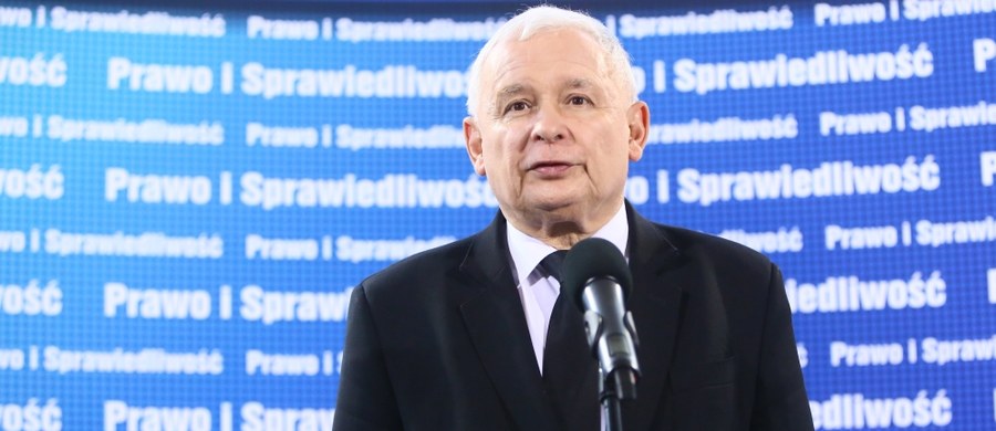 „Jarosław Kaczyński już dawno mówił, że jeśli on jest w PiS prezydentem, to Joachima Brudzińskiego można nazwać premierem. Dopiero teraz prezes usankcjonował pozycję Brudzińskiego. Podczas niedzielnej Rady Politycznej Kaczyński wskazał go jako swojego pierwszego zastępcę!” – czytamy we wtorkowym wydaniu „Faktu”. „W partii odebrano to jednoznacznie: to Brudziński w przyszłości ma objąć stery PiS” – podkreśla dziennik. 