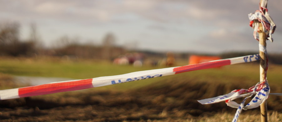 ​Tajemnicze zabójstwo młodego mężczyzny w Czernichowie koło Krakowa. Jak dowiedzieli się reporterzy śledczy RMF FM, nad ranem w jednym z pomieszczeń gospodarczych znaleziono tam ciało 24-latka z kilkoma ranami postrzałowymi. Zatrzymano 41-letniego mężczyznę, który może mieć związek ze sprawą.