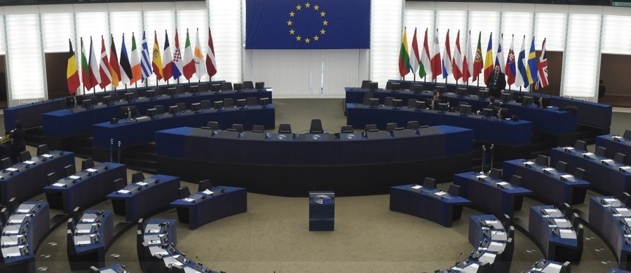 Zanosi się na wielkie starcie Platforma Obywatelska kontra PiS na forum europejskim. Znamy już mówców podczas rozpoczynającej się o godzinie 15:00 debaty na temat Polski w Parlamencie Europejskim. W imieniu europejskich chadeków głos zabierze Janusz Lewandowski z PO, a w imieniu konserwatystów – Ryszard Legutko z PiS. 