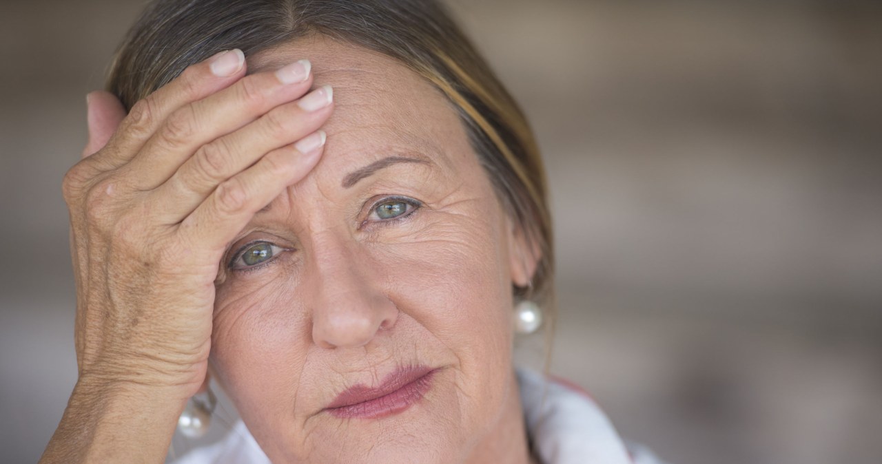 Łagodzi uderzenia gorąca, nocne poty, bezsenność. Czy hormonalna terapia zastępcza jest bezpieczna?