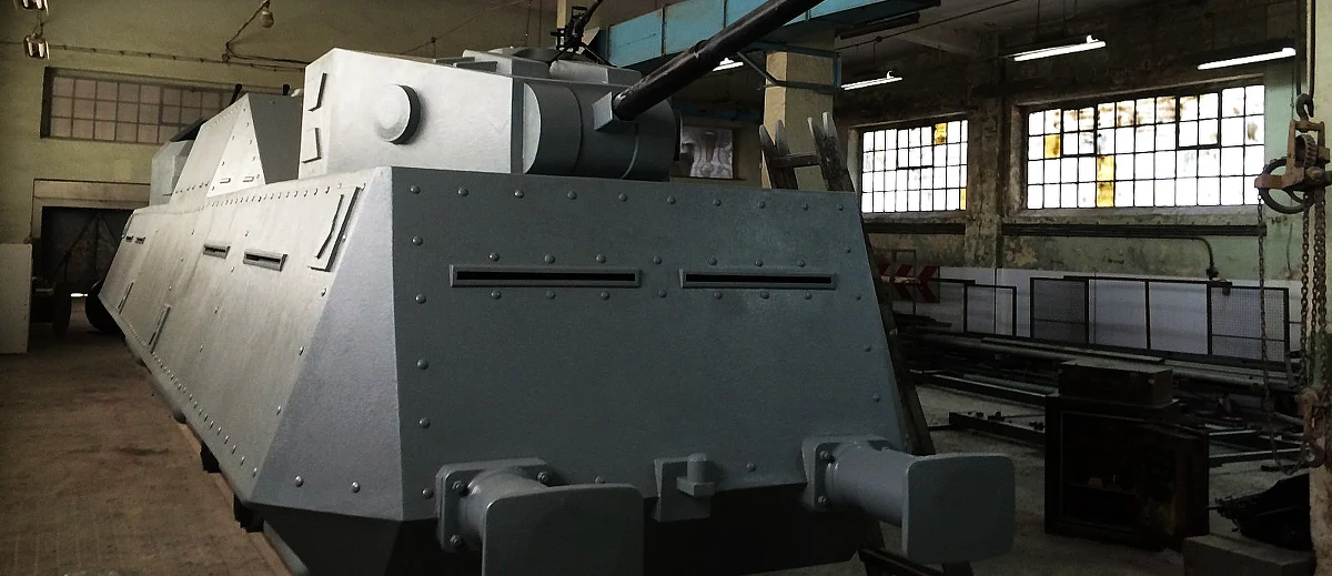 Nie zobaczył "złotego pociągu" w Wałbrzychu, więc postanowił go zbudować. Przedsiębiorca z Grzmiącej na Dolnym Śląsku tworzy naturalnej wielkości replikę niemieckiego pociągu pancernego z czasów II wojny światowej. Pierwszy wagon już jest. Do jego budowy zużyto tony stali i specjalny laminat. 