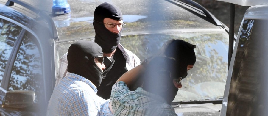 Wszystko wskazuje na to, że trzej Syryjczycy zatrzymani dziś w domach dla uchodźców na północy Niemiec mają powiązania z zamachowcami z Paryża. Korzystali z pomocy tych samych przemytników ludzi, by dostać się do Europy - poinformował szef MSW Niemiec.