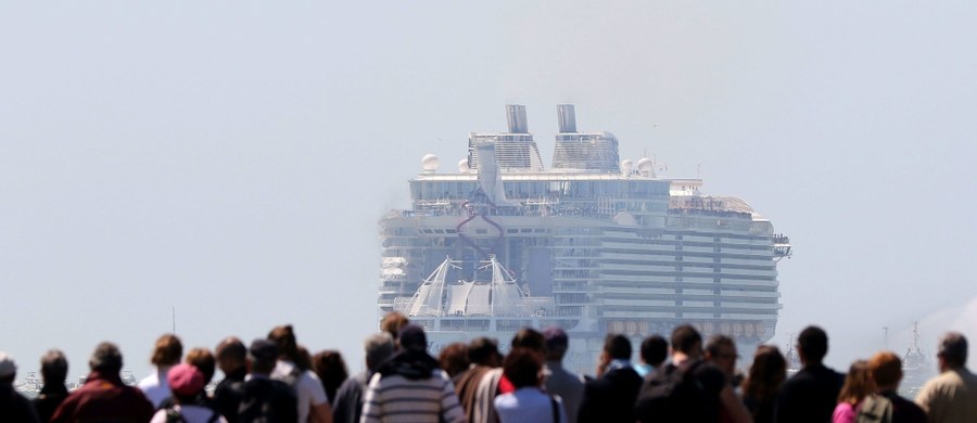 Jedna osoba zmarła, a cztery zostały poważnie ranne w wyniku upadku łodzi ratunkowej, do jakiego doszło na największym na świecie statku wycieczkowym Harmony of the Seas. Zdarzenie miało miesjce w przerwie rejsu, kiedy statek przebywał w porcie w Marsylii, na południu Francji.