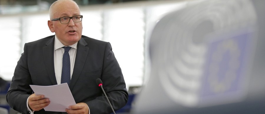 W Parlamencie Europejskim odbędzie się dziś głosowanie nad rezolucją dotyczącą kryzysu wokół Trybunału Konstytucyjnego w Polsce, sytuacji mediów publicznych, ustawy o policji, służbie cywilnej a także planu zwiększenia wycinki w Puszczy Białowieskiej. Projekt przygotowało pięć frakcji, zrzeszających blisko 600 eurodeputowanych. Europosłowie PiS przygotowali projekt rezolucji, który ma być odpowiedzią na tekst krytyczny wobec posunięć polskich władz. PE i KE nie są przeciwko Polsce, a debata PE dotyczy nadużyć władz w Warszawie - przekonywali przedstawiciele największych frakcji europarlamentu w trakcie dyskusji o sytuacji w naszym kraju. PiS broniło poczynań rządu, oskarżając większość w PE o uprzedzenia.
