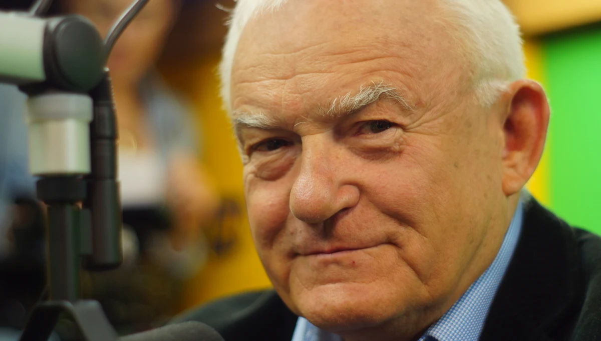 Rekonstrukcja rządu? „Nie byłoby to nic dziwnego” – powiedział były premier Leszek Miller. I dodał: "Jarosław Kaczyński powinien być premierem od początku. Zakładam, że prędzej czy później nim zostanie". „Mogę tylko współczuć pani Szydło” – kontynuował gość Porannej rozmowy w RMF FM. „Sytuacja nie do końca jest normalna, jeżeli poza gabinetem premiera jest konkurencyjne centrum władzy” – wyjaśnił. 