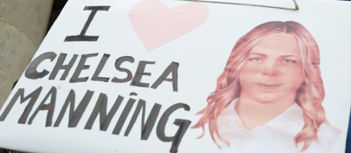 Chelsea Mannig, która odbywa karę 35 lat więzienia za przekazanie demaskatorskiemu portalowi WikiLeaks tysięcy poufnych dokumentów dyplomacji USA, we wtorek zakończyła głodówkę po otrzymaniu od armii obietnicy, że będzie mogła poddać się operacji korekty płci.