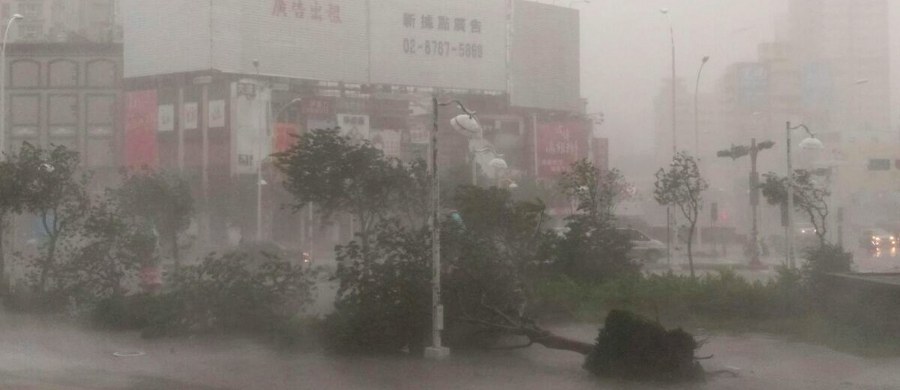 Niezwykle silny tajfun Meranti o prędkości wiatru dochodzącej do 216 km/godz zaatakował w środę Tajwan. Prawie 200 tys. domów zostało pozbawionych prądu, zamknięto szkoły i urzędy. Większość firm przerwało pracę. Wichurze towarzyszą intensywne opady deszczu.