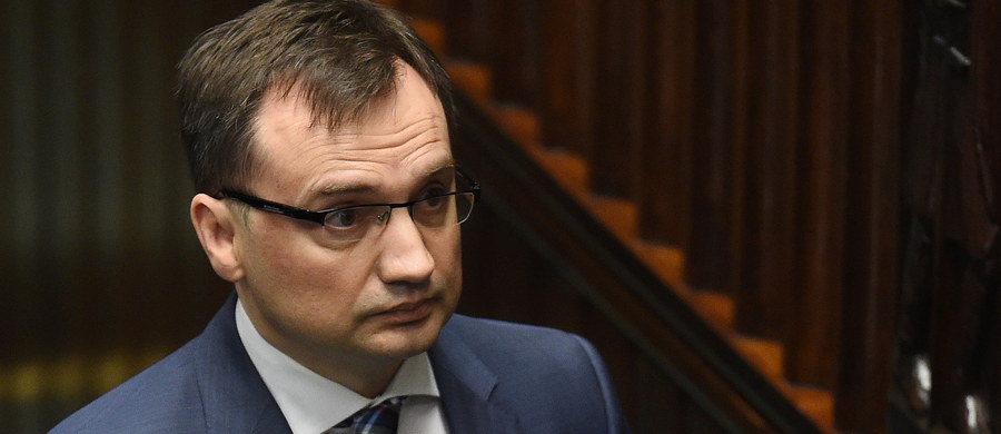 "Wszyscy są równi wobec prawa, dotyczy to również wybitnych lekarzy. (...) Moja mama ma prawo dochodzić swoich racji przed sądem" - oświadczył w Sejmie minister sprawiedliwości Zbigniew Ziobro, odpowiadając na wypowiedź Mariana Zembali  z PO ws. zabezpieczenia dokumentów u biegłych lekarzy ze Śląskiego Uniwersytetu Medycznego. Sprawa dotyczy zaskakującej decyzji prokuratorów z Krakowa, którzy wydali polecenie przeszukania mieszkań i biur lekarzy ze Śląska, którzy kilka lat temu przygotowywali opinię ws. śmierci ojca Zbigniewa Ziobry.