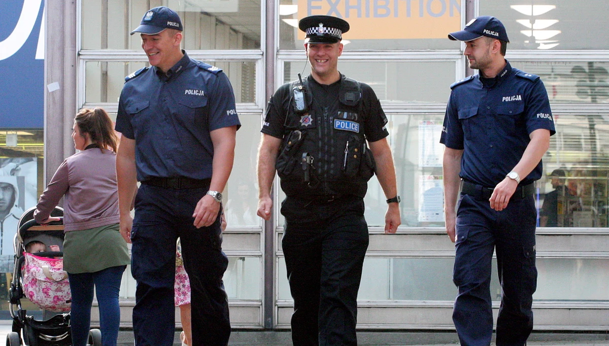 Dwóch funkcjonariuszy z Komendy Głównej Policji - podkom. Bartosz Czernicki i sierż. szt. Dariusz Tybura - wspierają brytyjską policję hrabstwa Essex w patrolowaniu ulic 85-tysięcznego Harlow, gdzie przed blisko trzema tygodniami zabity został Polak. 