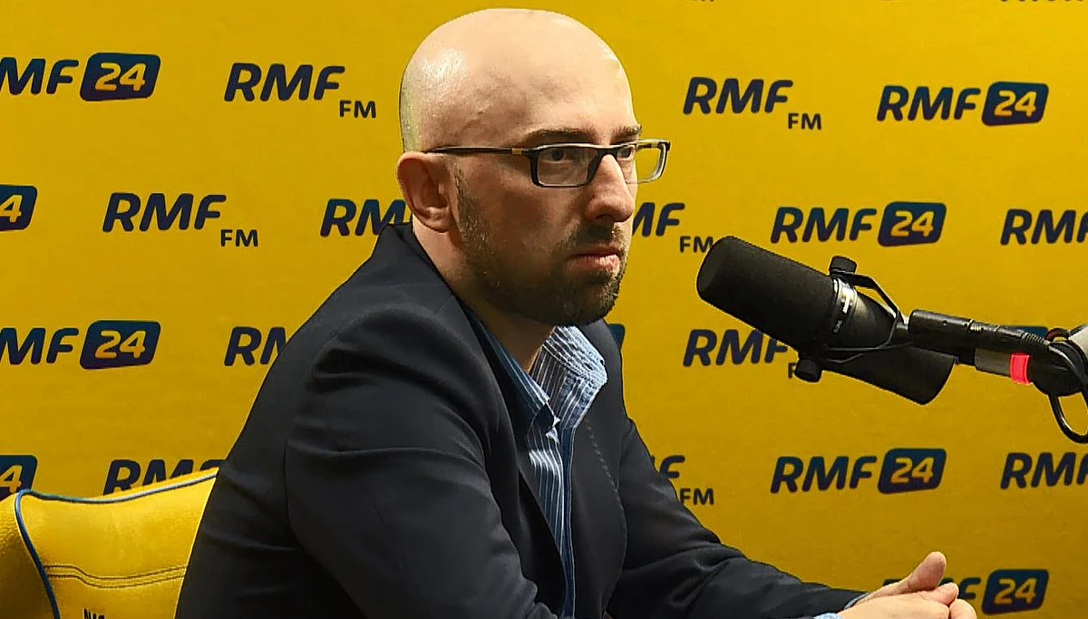 „Byłem dziś na sali sejmowej, ale uznałem, że nie zagłosuję za ustawą o zgromadzeniach (nowelizacją – przyp. red)” - mówi w Popołudniowej rozmowie w RMF FM poseł PiS Krzysztof Łapiński. Czy tak jak twierdzą członkowie opozycji ta ustawa jest totalitarna? „Nie uderzałbym w aż tak alarmistyczne tony” – odpowiada gość Marcina Zaborskiego. I tłumaczy: „Mam wątpliwość, czy ta ustawa jest strasznie potrzebna. (...) Nie uważam, żeby ta ustawa znacznie zmieniała kwestie bezpieczeństwa". Poseł PiS przyznaje, że jego partia nie zgodziła się na wysłuchanie publiczne ws. tych przepisów. „Dlatego też uważałem, że można było poczekać i zrobić wysłuchanie publiczne”. Pytany o to, dlaczego związki wyznaniowe mają mieć pierwszeństwo w organizowaniu zgromadzeń publicznych, odpowiada: „Ten przepis z mojego punktu widzenia chyba nie jest potrzebny, związki wyznaniowe, kościół radzą sobie bez tego”. „Staram się w ogóle nie krzyczeć w Sejmie” – tak z kolei Krzysztof Łapiński odpowiada na pytanie, czy krzyczał w piątek w Sejmie „Precz z komuną”, gdy posłowie opozycji witali prezesa TK. W odpowiedzi na to, dlaczego Marszałek Sejmu nie powitał obecnego na sali plenarnej Andrzeja Rzeplińskiego mówi:  „Nie wiem, obyczajem jest chyba, że się wita… Może Marszałek Sejmu nie zauważył, że pan prof. Rzepliński jest na sali”.