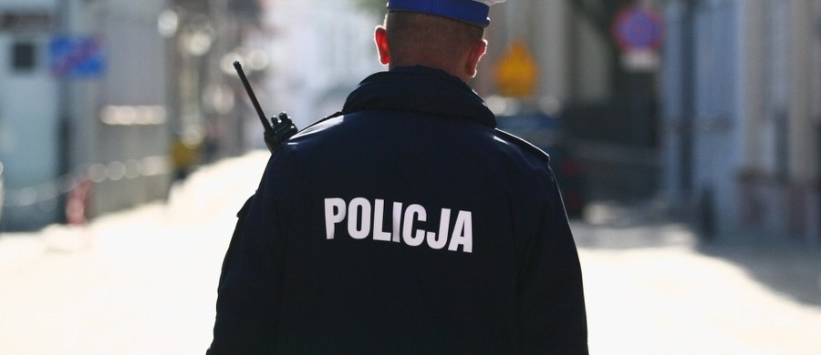 ​Nietypowa kradzież w Świnoujściu. Mężczyzna wszedł do banku, powiedział, że jest policjantem i zażądał wydania gotówki. Pracownicy banku przekazali złodziejowi 200 tys. złotych.