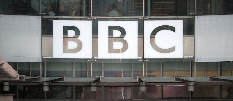 Brytyjski rząd zdecydował, że BBC - nadawca publiczny – będzie ujawniać płace swoich pracowników, którzy zarabiają więcej niż 150 tys. funtów szterlingów rocznie. Według minister ds. kultury, mediów i sportu Karen Bradley jest to podyktowane względami "otwartości i przejrzystości".