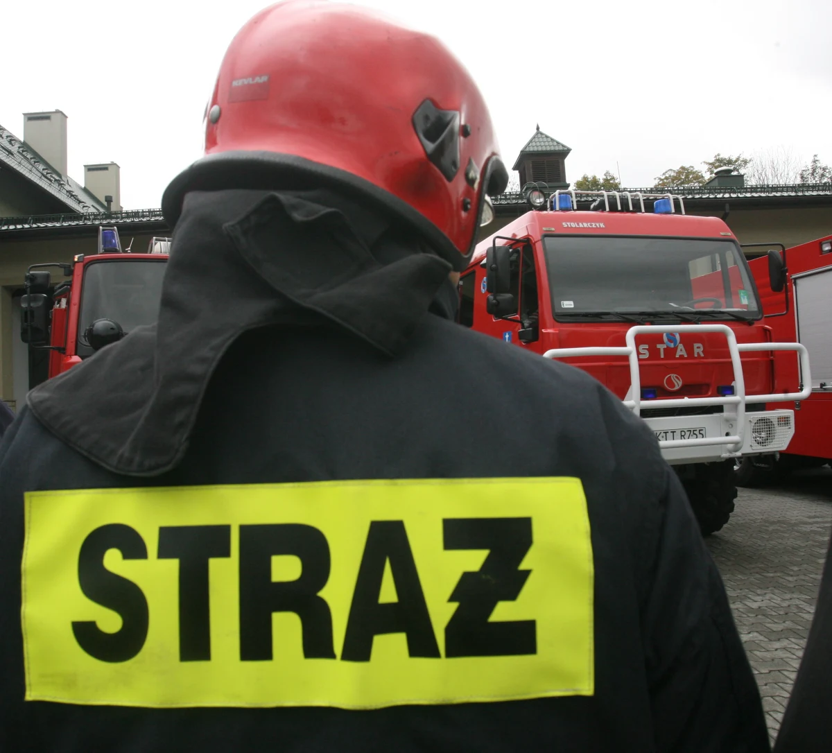 10 kilogramów materiałów pirotechnicznych, 2,5 kg wybuchowych i 100 litrów kwasu siarkowego - to wszystko znaleziono w domu 31-latka w Cieplicach w Jeleniej Górze. W czwartek doszło tam do wybuchu.