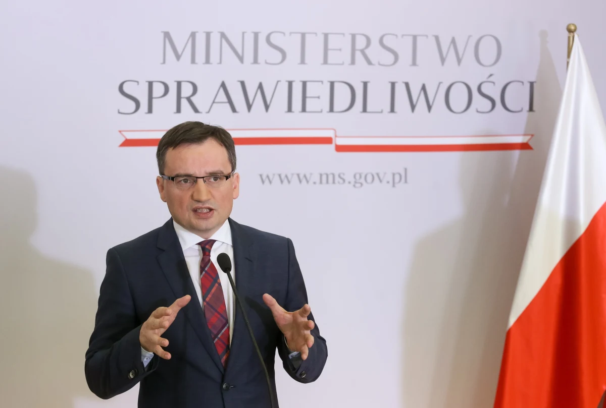 "Osobom zalegającym z alimentami trzy miesiące i więcej będzie groziła kara do roku więzienia" - poinformował minister sprawiedliwości, prokurator generalny Zbigniew Ziobro. "Naszym celem nie jest to, aby kogoś karać, ale by dziecko miało utrzymanie i było wspierane przez rodziców" - podkreślił.

