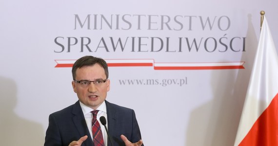 "Osobom zalegającym z alimentami trzy miesiące i więcej będzie groziła kara do roku więzienia" - poinformował minister sprawiedliwości, prokurator generalny Zbigniew Ziobro. "Naszym celem nie jest to, aby kogoś karać, ale by dziecko miało utrzymanie i było wspierane przez rodziców" - podkreślił.

