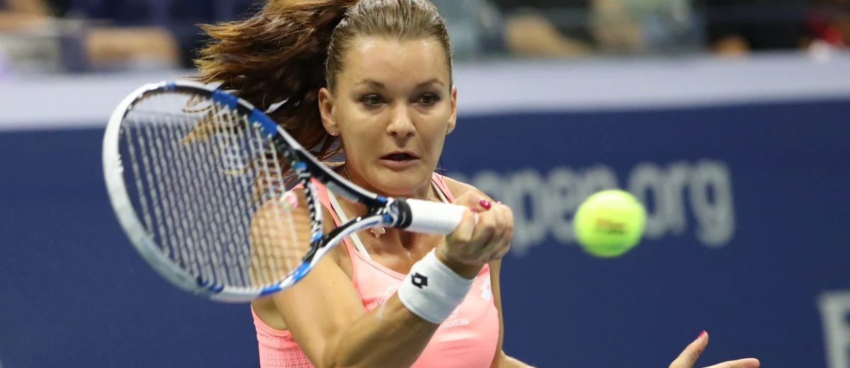 Fani tenisa z całego świata po raz kolejny nagrodzili Agnieszkę Radwańską. Tym razem Polka zachwyciła kibiców zagraniem w ćwierćfinale turnieju w New Heaven z Kirsten Flipkens.