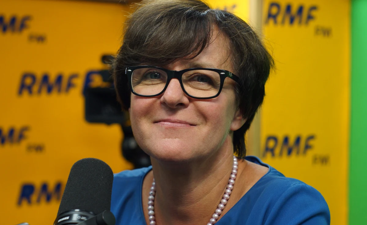 "PO na powrót do głębokiego PRL-u się nie godzi" - tak gość Popołudniowej rozmowy w RMF FM Joanna Kluzik-Rostkowska komentuje planowane zmiany w systemie edukacji, przedstawione dziś przez minister edukacji Annę Zalewską. Polityk PO podkreśla jednak, że "jeśli to wszystko zostanie wprowadzone tak, jak zapowiada pani minister, to zamiast odwracać to znów i powodować dokładnie taki sam chaos (…), trzeba się skupić na tym, co naprawdę istotne". "Problem z edukacją jest zupełnie gdzie indziej: nie mam wątpliwości, że po zamieszaniu w tym wielkim garnku, po zlikwidowaniu gimnazjum nie będzie żadnej zmiany jakościowej jeśli chodzi o ucznia" - tłumaczy była minister. Podkreśla też, że jeśli projekt ustawy ws. reformy edukacji, zakładający powrót do systemu kształcenia 8+4 pojawi się w Sejmie, PO zgłosi wotum nieufności wobec minister Zalewskiej. 