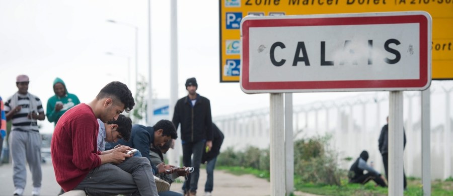 „W związku z problemami polskich kierowców w Calais, w którym według szacunków przebywa ponad 7 tysięcy migrantów, w Bratysławie na marginesie nieformalnego szczytu Rady Europejskiej premier Beata Szydło rozmawiała z prezydentem Francji Francois Hollandem” – poinformowało ministerstwo spraw zagranicznych. „W trakcie spotkania z szefową polskiego rządu prezydent Hollande zapewnił, że podejmie odpowiednie kroki mające na celu zapewnienie na miejscu bezpieczeństwa, jak również zadeklarował sprawdzenie sygnałów świadczących o problemach polskich kierowców” – podkreślił resort.