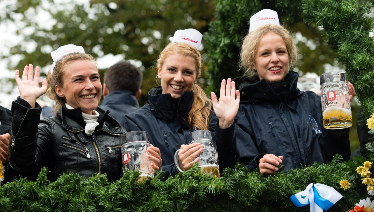 W Monachium rozpoczęło się w sobotę 183. święto piwa - Oktoberfest. Do 3 października największe na świecie festyn ludowy odwiedzi około 6 milionów osób. Ze względu na zagrożenie terroryzmem w tym roku podjęto nadzwyczajne środki bezpieczeństwa.