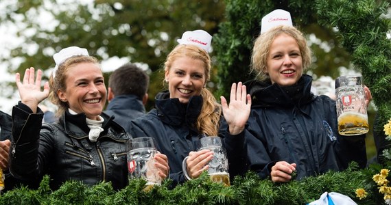 W Monachium rozpoczęło się w sobotę 183. święto piwa - Oktoberfest. Do 3 października największe na świecie festyn ludowy odwiedzi około 6 milionów osób. Ze względu na zagrożenie terroryzmem w tym roku podjęto nadzwyczajne środki bezpieczeństwa.