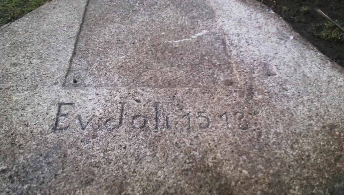 ​Tajemniczy głaz wykopała ekipa budująca boisko w Rzepowie koło Czaplinka w Zachodniopomorskiem. Widnieje na nim rok 1513 i napis, którego jeszcze nie udało się rozszyfrować.