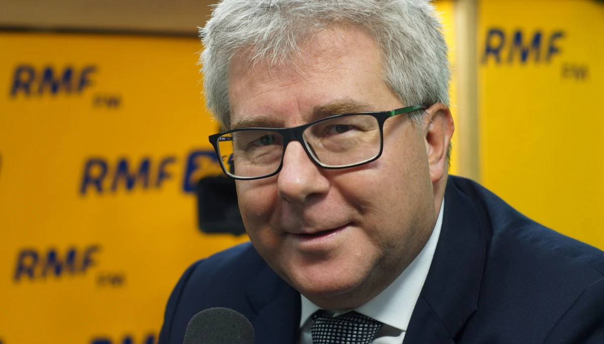 Prawo i Sprawiedliwość będzie się zajmować projektami obywatelskimi dotyczącymi aborcji. "Na pewno nie będzie tak, jak za czasów rządu koalicji PO-PSL, gdy projekty obywatelskie wędrowały do kosza. Te projekty obywatelskie będą procedowane" - mówi europoseł Ryszard Czarnecki w Porannej rozmowie w RMF FM. O swoim podejściu do przerywania ciąż mówi jasno: "Jestem za ochroną życia". Czarnecki odrzuca też, jakoby pomagał swojemu synowi Bartoszowi Czarneckiemu w zdobyciu posady młodszego specjalisty w Polskiej Grupie Zbrojeniowej. "Pracował w jednej z 10 największych firm zbrojeniowych na świecie, we francuskim Thalesie. Jest specjalistą, chciał pracować dla polskiej firmy, polskiego państwa, to zmienił pracę" - mówi europoseł. "Nie pomogłem mu w zdobyciu tej pracy, tak jak nie pomogłem w zdobyciu pracy we Francji" - dodaje.