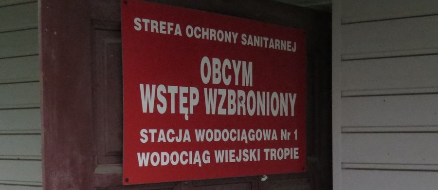 O tym, że woda w Gródku nad Dunajcem ponownie nadaje się do picia poinformował sądecki sanepid. Specjaliści przebadali próbki pobrane ze zbiornika wyrównawczego w miejscowości Tropie. Przed weekendem zdecydowano o zamknięciu wodociągu w związku z podejrzeniem zanieczyszczenia. Mieszkańcy alarmowali, że od trzech tygodniu z ich kranów płynie woda skażona bakteriami coli. W tej sprawie interweniował reporter RMF FM Paweł Pawłowski. W międzyczasie na jaw wyszło, że mieszkańcy gminy Gródek mogli być celowo wprowadzani w błąd. Wodociągi mogły okłamywać mieszkańców co do badań jakości wody. 