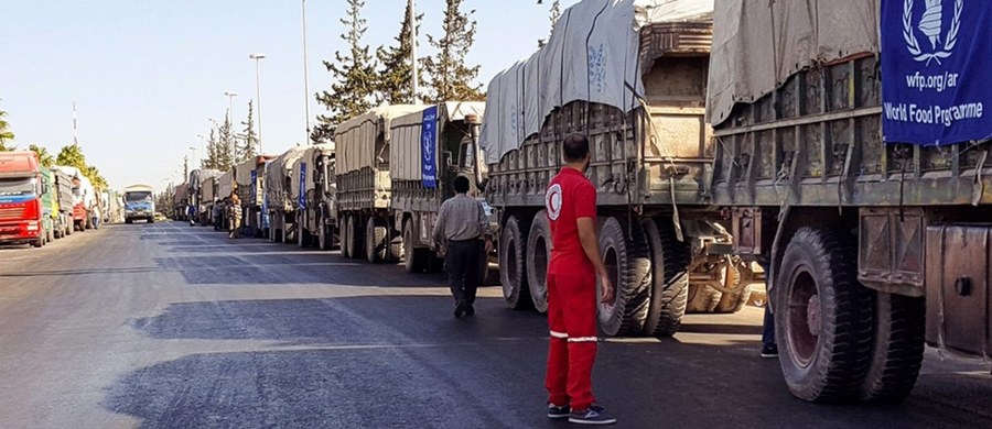 Ciężarówki ONZ wiozące pomoc humanitarną dla prowincji Aleppo zostały ostrzelane z powietrza. W ataku, do którego doszło w poniedziałkowy wieczór w mieście Urm al-Kubra, zginęło 12 pracowników Czerwonego Krzyża i kierowców - takie informacje przekazało biuro wysłannika ONZ Staffana de Mistury. Według wysoko postawionego przedstawiciela Białego Domu, z którym rozmawiał Reuters, "na razie nie jest jasne, czy konwój został zaatakowany przez lotnictwo rosyjskie, czy też rządowe siły Syrii".