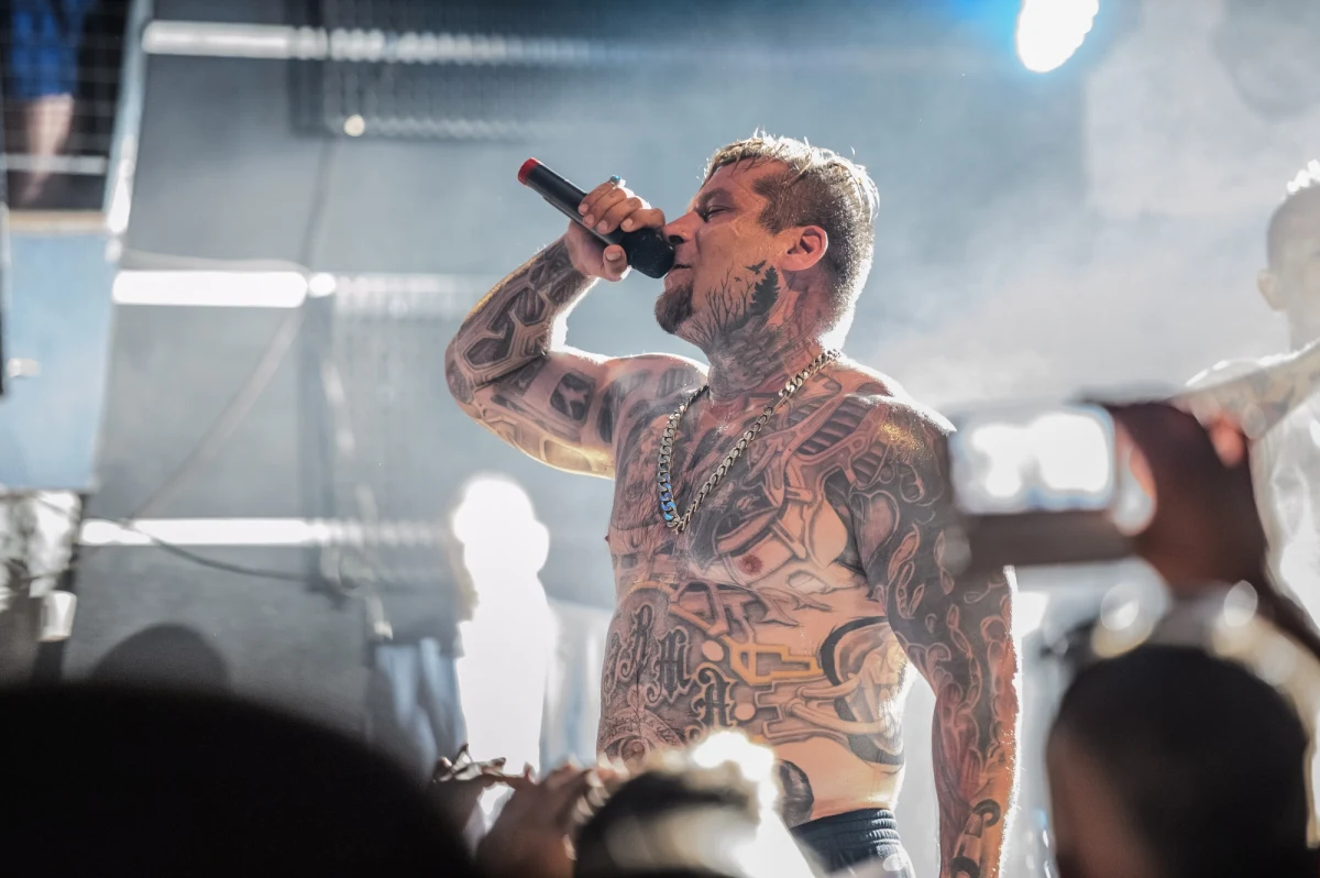 Federacja KSW potwierdza. Podpisała kontrakt z gwiazdą polskiej sceny hip-hopowej, kontrowersyjnym raperem Pawłem Rakiem "Popkiem"- czytamy na oficjalnej stronie KSW. 
