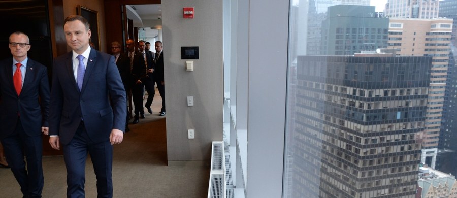 Mieszkańcy, turyści i każdy, kto był wówczas w Nowym Jorku i okolicach - a więc również prezydent RP Andrzej Duda, otrzymali w poniedziałek na swoje telefony automatyczną wiadomość nowojorskiego systemu powiadamiania o poszukiwaniach przestępcy. Treść: "WANTED: Ahmad Khan Rahami", informacja o tym, że mężczyzna ma 28 lat, zdjęcie i prośba o kontakt, jeśli odbiorca wiadomości widział poszukiwanego. "Widać, jak Stany Zjednoczone są przygotowane do reagowania tego typu sytuacjach" - komplementował działania amerykańskich służb prezydent Duda.
