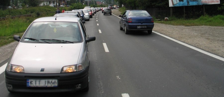 To będzie bardzo trudny dzień dla małopolskich kierowców. Główna trasa łącząca Kraków z Zakopanem w środę zostanie zamknięta. Z powodu układania nowej warstwy ścieralnej, zakopianka nie będzie przejezdna w Krzeczowie. Już teraz na odcinku Lubień - Skomielna Biała trwa frezowanie nawierzchni, które skutecznie utrudnia życie kierowcom. Na prawie półtorakilometrowym odcinku wprowadzono ruch wahadłowy. Kierowcy przyznają, że w korkach można utknąć nawet na pół godziny.